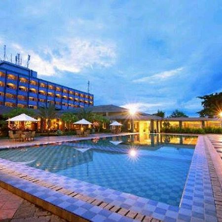 Pangeran Beach Hotel Padang  Exterior photo