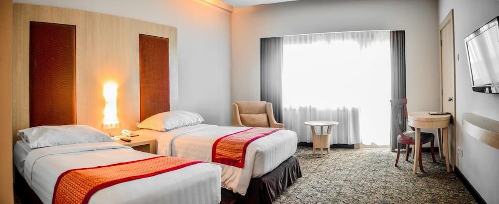 Pangeran Beach Hotel Padang  Exterior photo