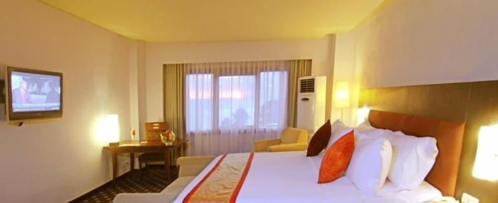 Pangeran Beach Hotel Padang  Exterior photo
