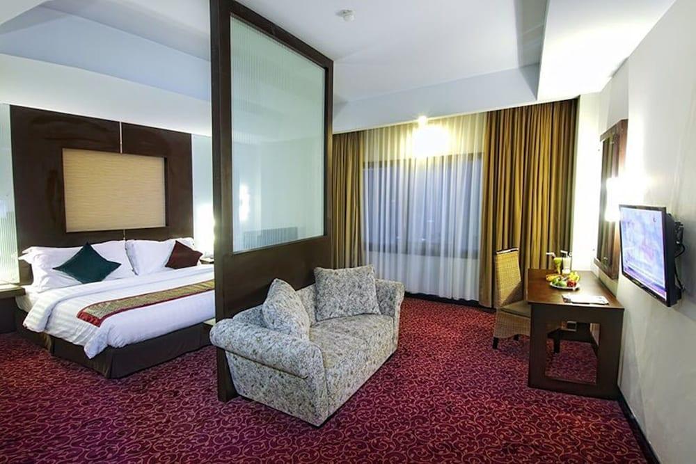 Pangeran Beach Hotel Padang  Exterior photo