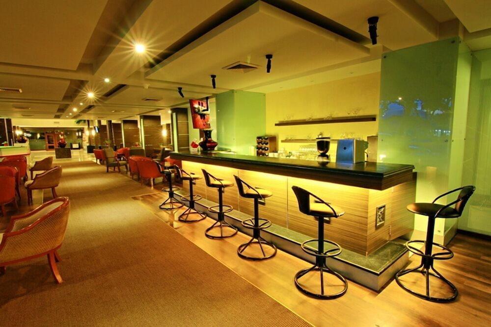 Pangeran Beach Hotel Padang  Exterior photo