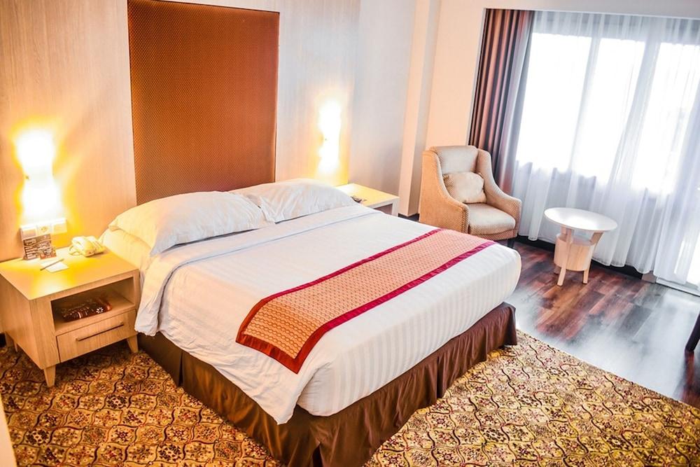Pangeran Beach Hotel Padang  Exterior photo