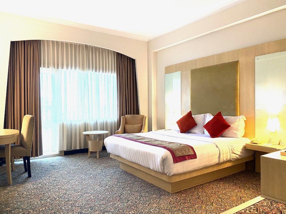 Pangeran Beach Hotel Padang  Exterior photo
