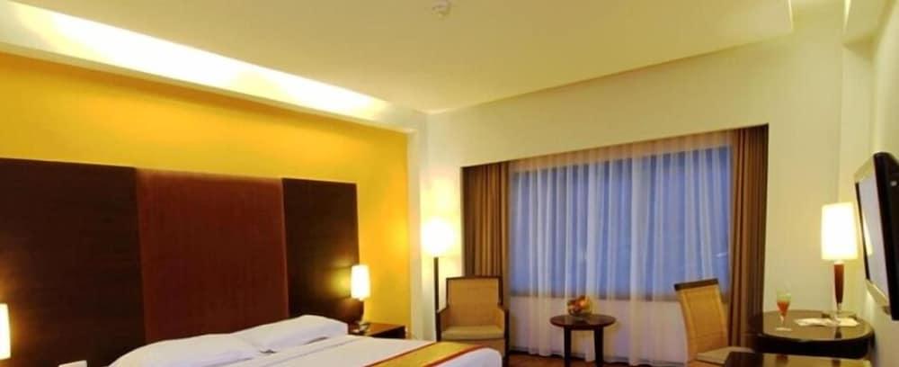 Pangeran Beach Hotel Padang  Exterior photo