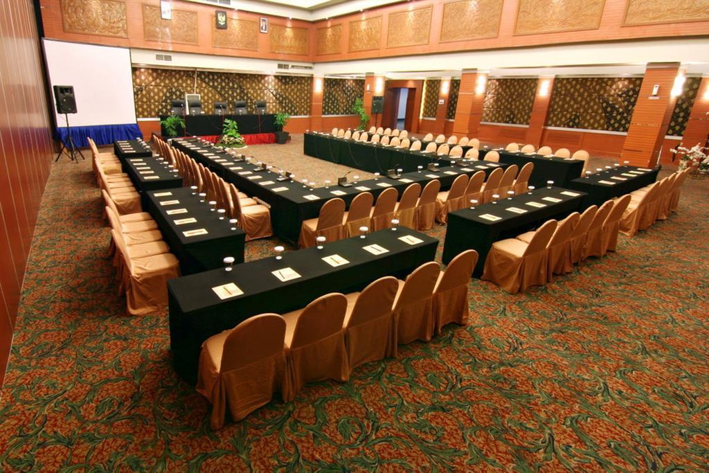 Pangeran Beach Hotel Padang  Exterior photo