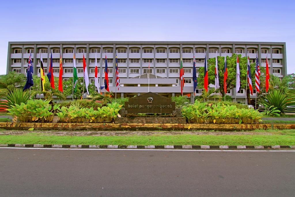Pangeran Beach Hotel Padang  Exterior photo