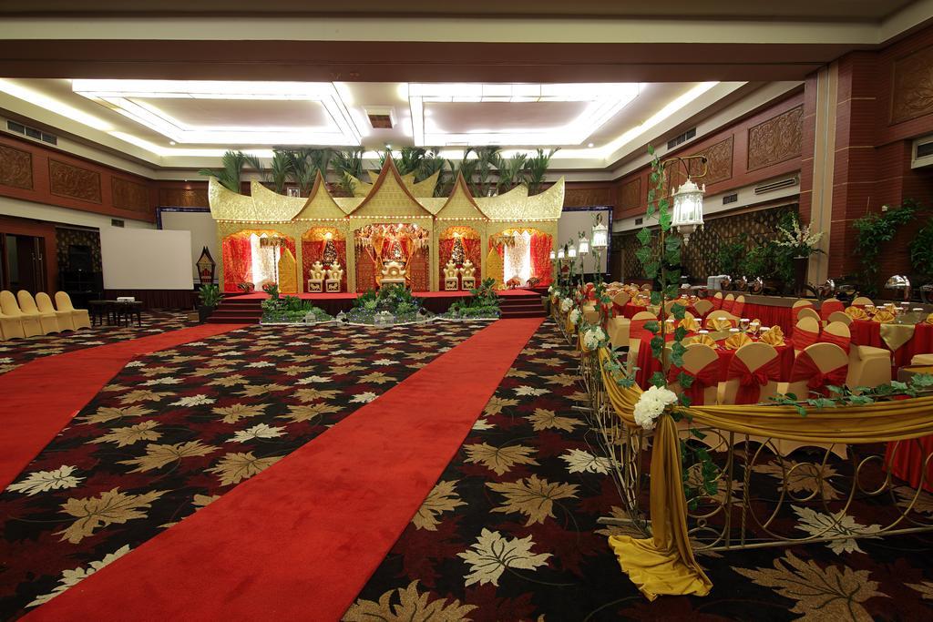 Pangeran Beach Hotel Padang  Exterior photo