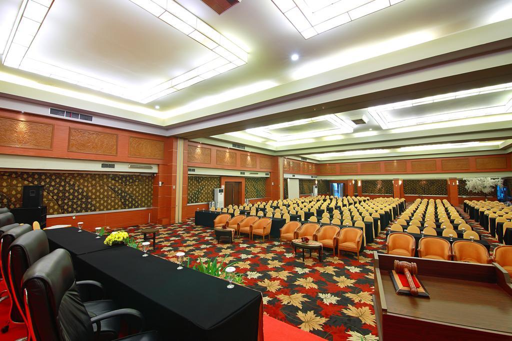 Pangeran Beach Hotel Padang  Exterior photo