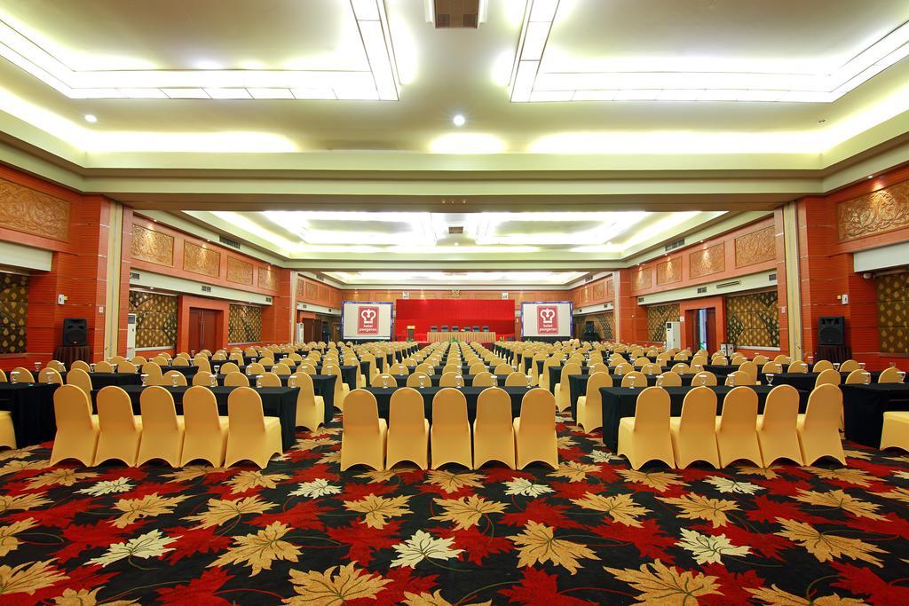 Pangeran Beach Hotel Padang  Exterior photo