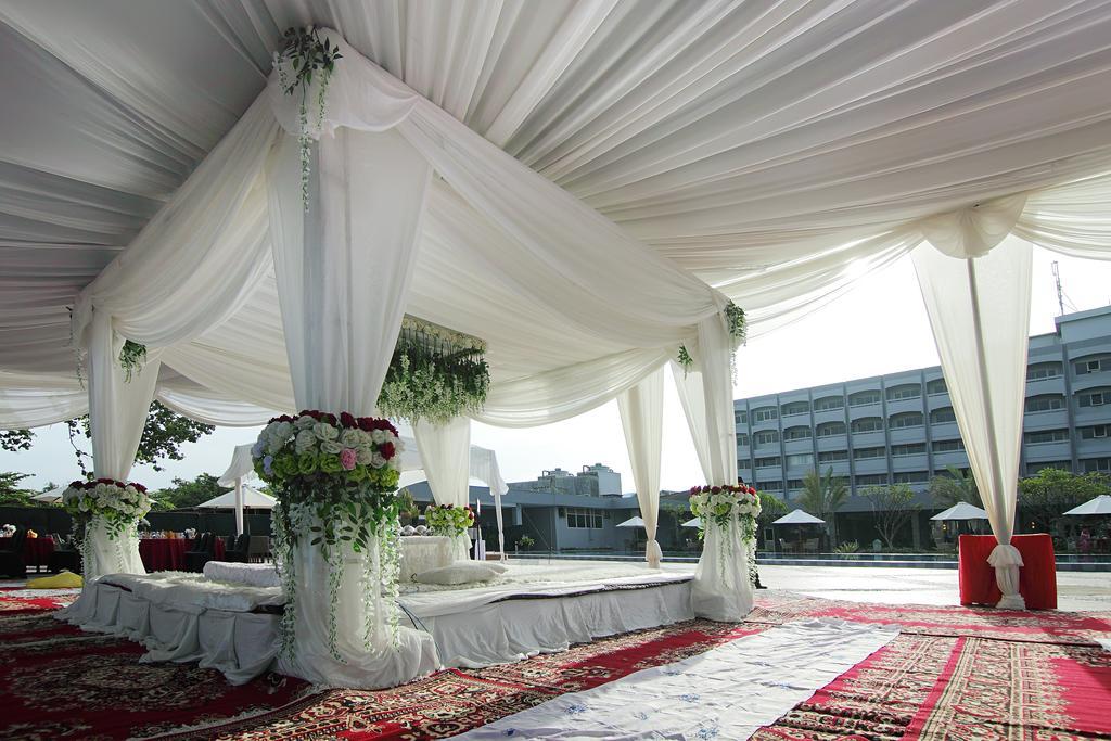 Pangeran Beach Hotel Padang  Exterior photo