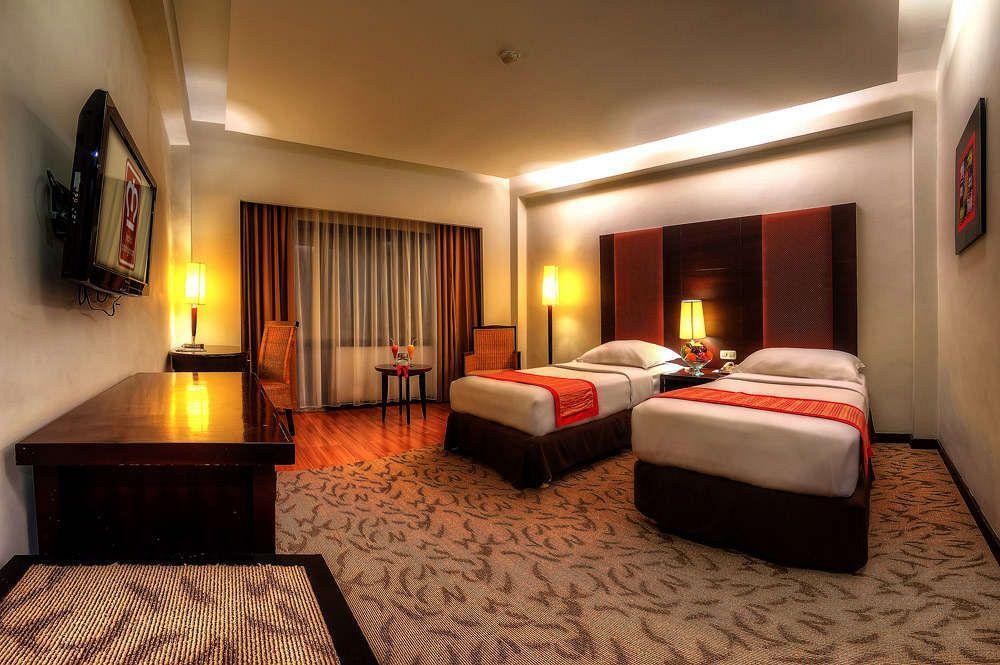 Pangeran Beach Hotel Padang  Exterior photo