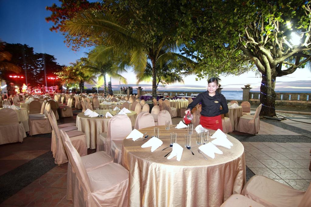 Pangeran Beach Hotel Padang  Exterior photo