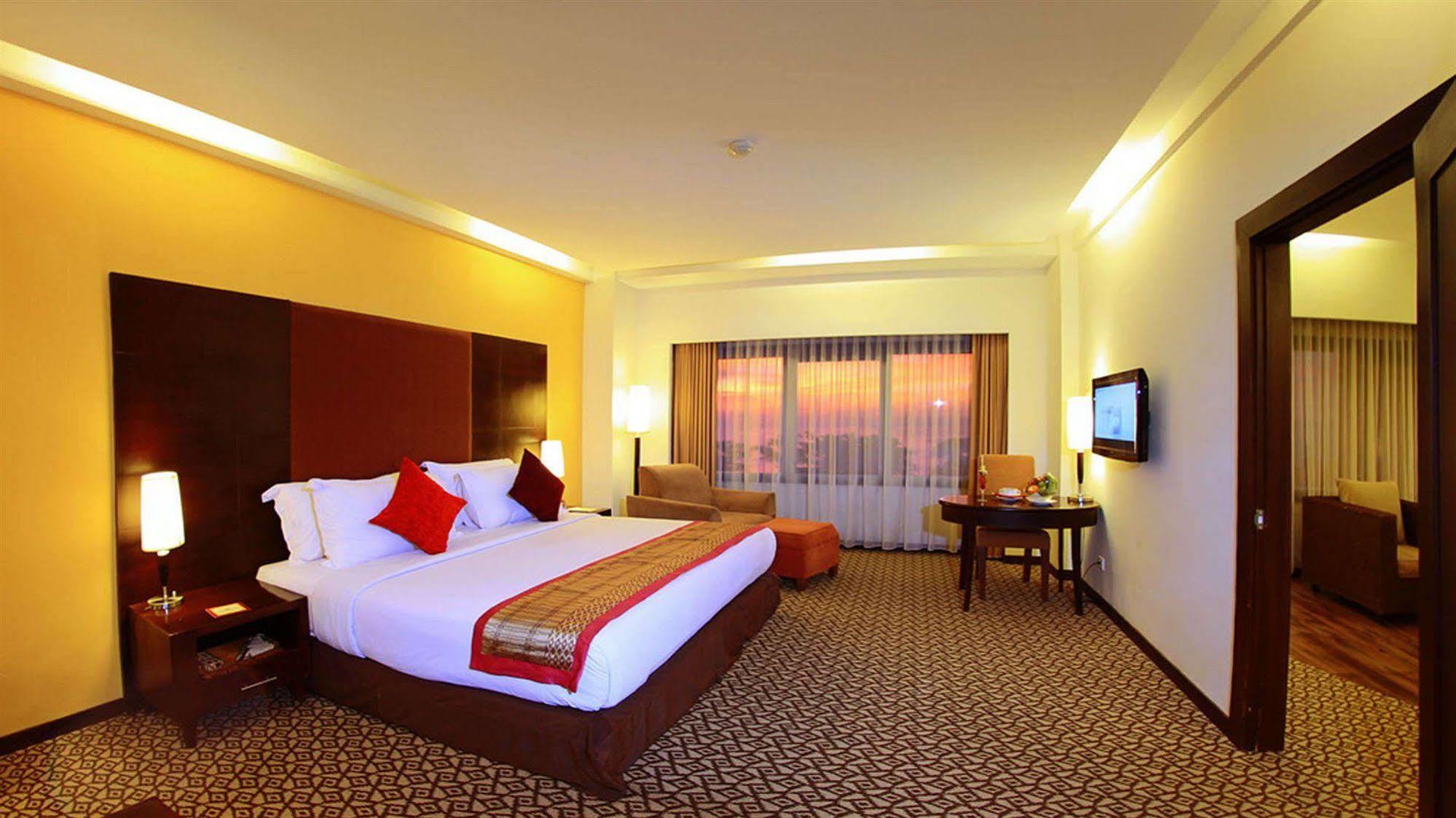 Pangeran Beach Hotel Padang  Exterior photo